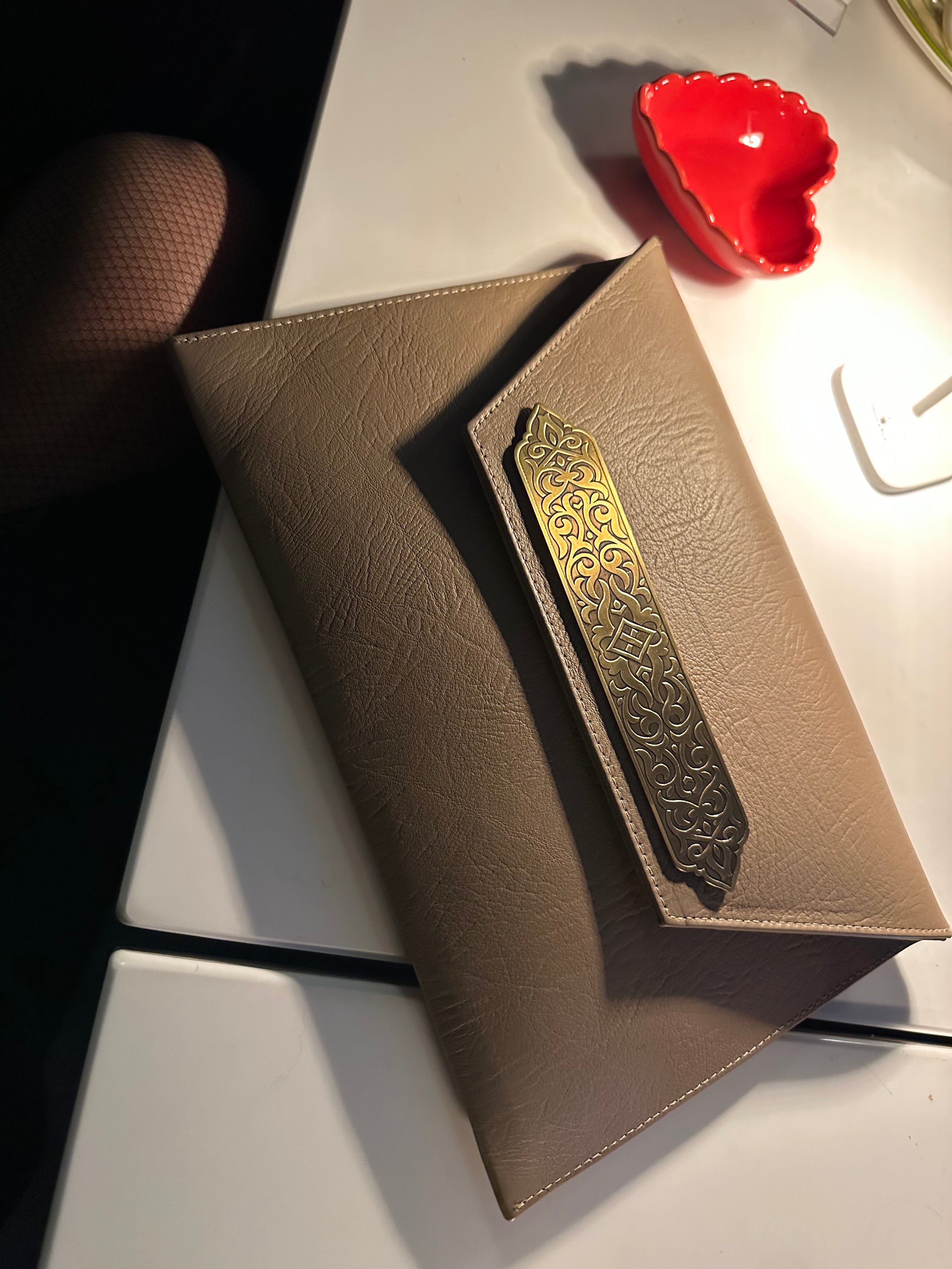 Nour El-Ain clutch